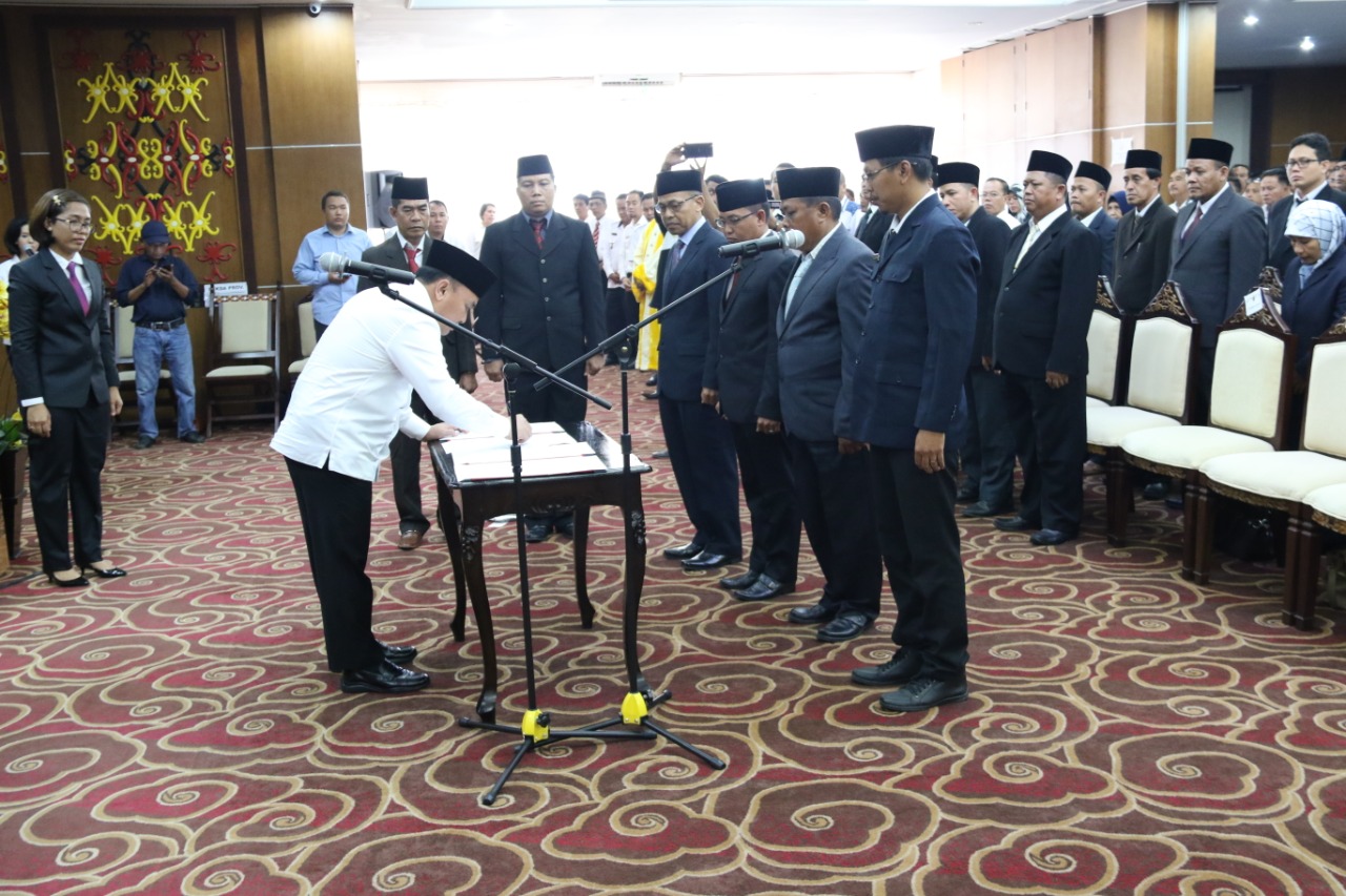 Lantik 32 Kepala Sekolah, Gubernur Sugianto Tekankan Pentingnya Pendidikan Akhlak