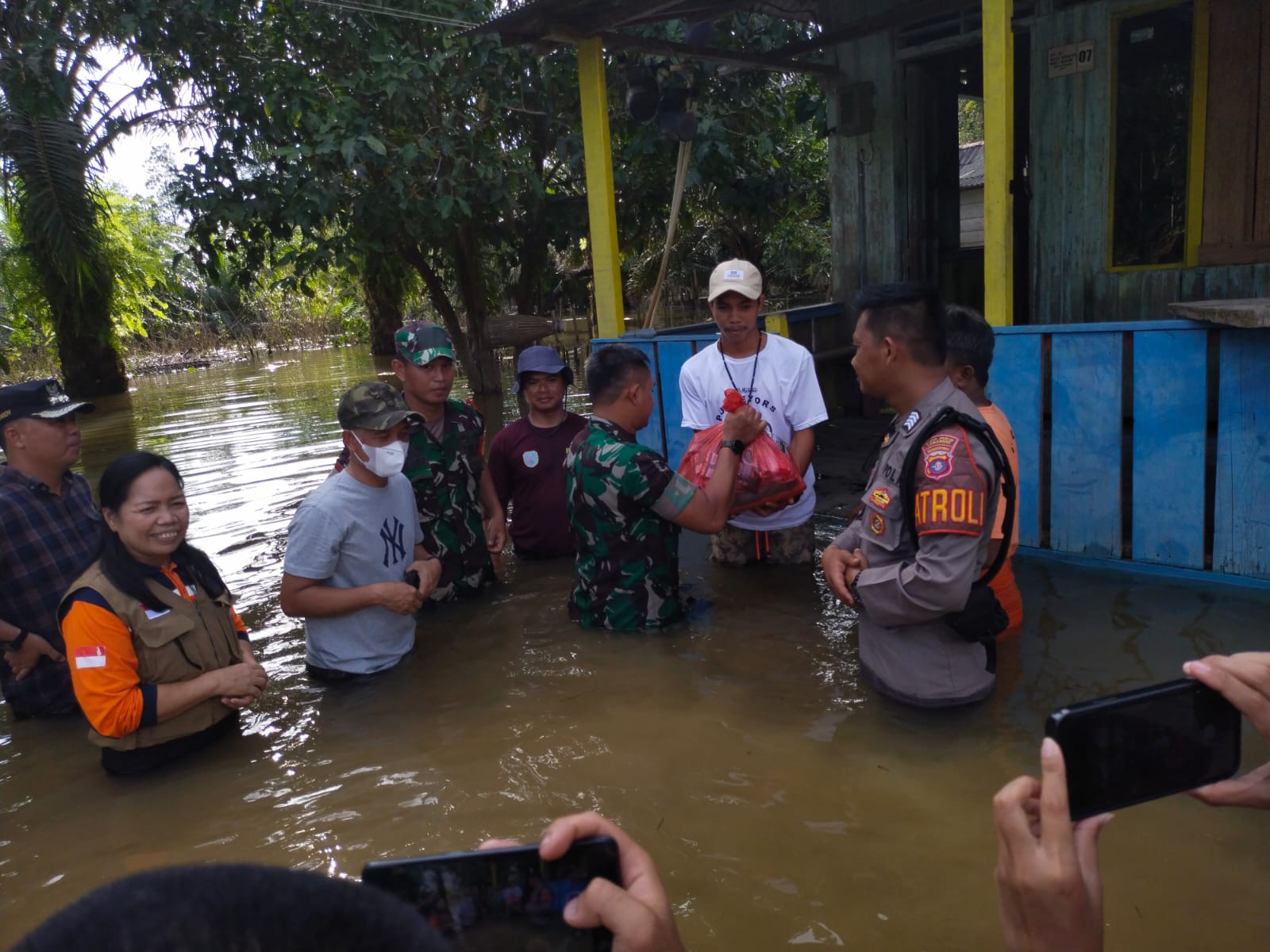 Penyerahan Bantuan Bagi Masyarakat Terdampak Banjir di Lamandau Masih Berlanjut