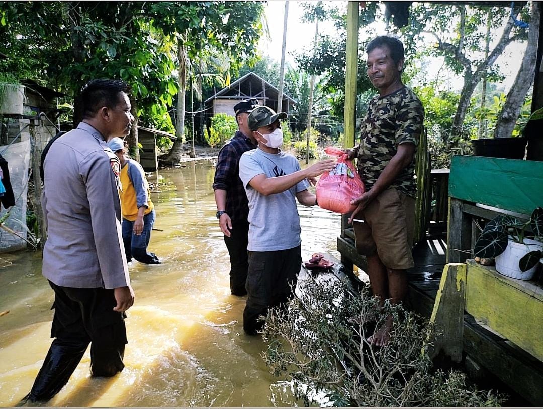 Penyerahan Bantuan Bagi Masyarakat Terdampak Banjir di Lamandau Masih Berlanjut