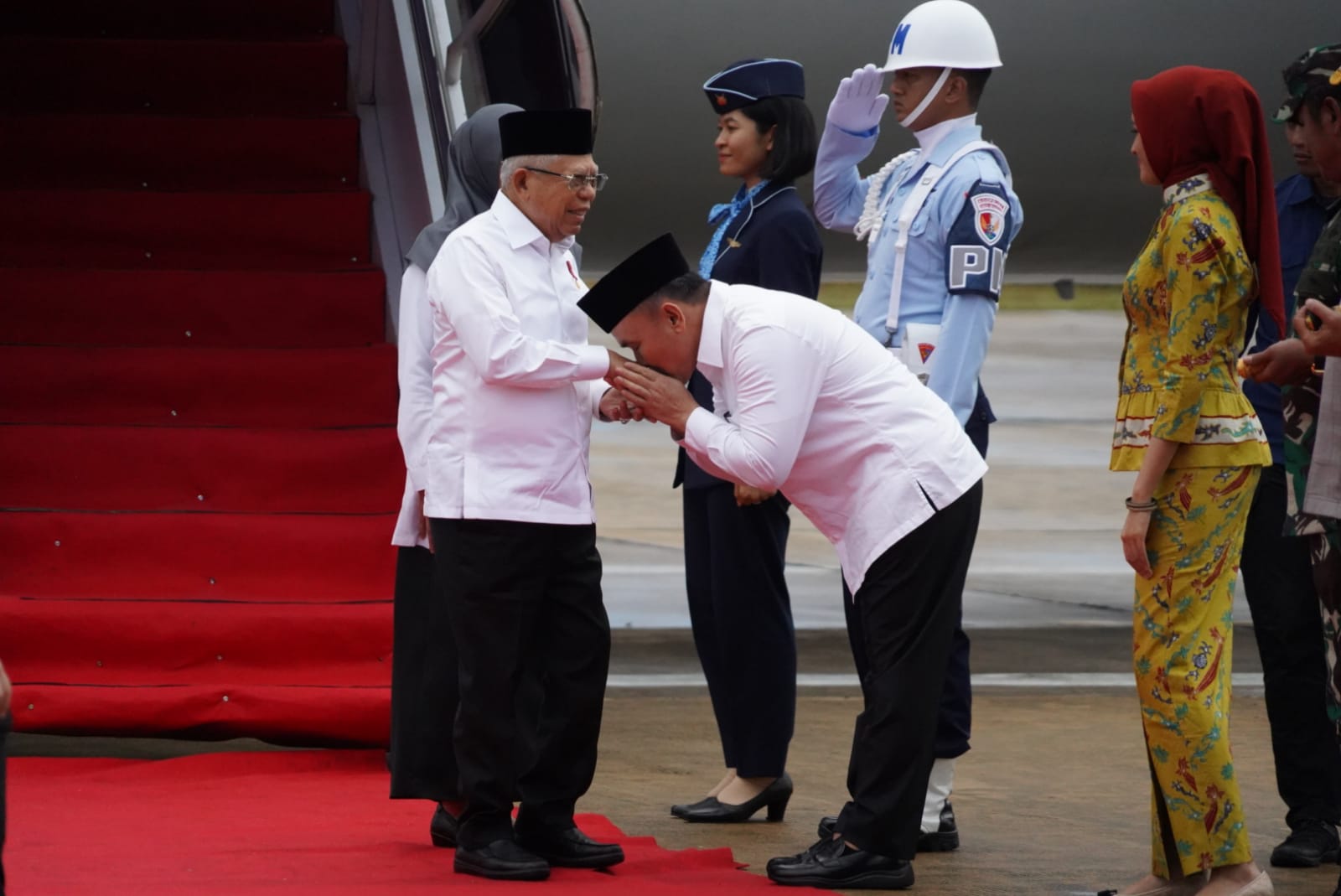 Gubernur Sugianto Sabran Beserta Ketua TP-PKK Ivo Sugianto Sabran Sambut Kedatangan Wapres dan Istri di VIP Room Isen Mulang Bandara Tjilik Riwut Palangka Raya