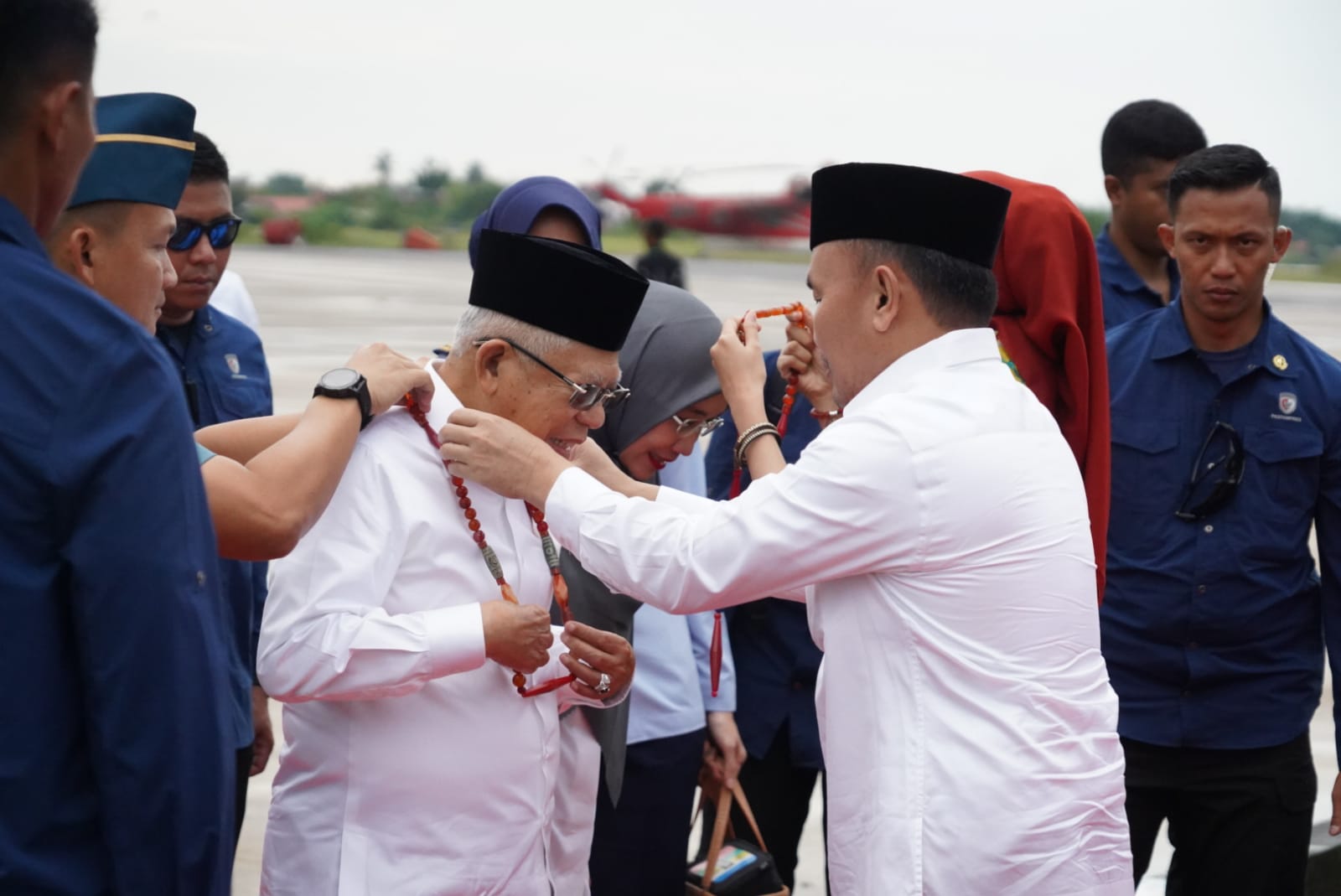 Gubernur Sugianto Sabran Beserta Ketua TP-PKK Ivo Sugianto Sabran Sambut Kedatangan Wapres dan Istri di VIP Room Isen Mulang Bandara Tjilik Riwut Palangka Raya