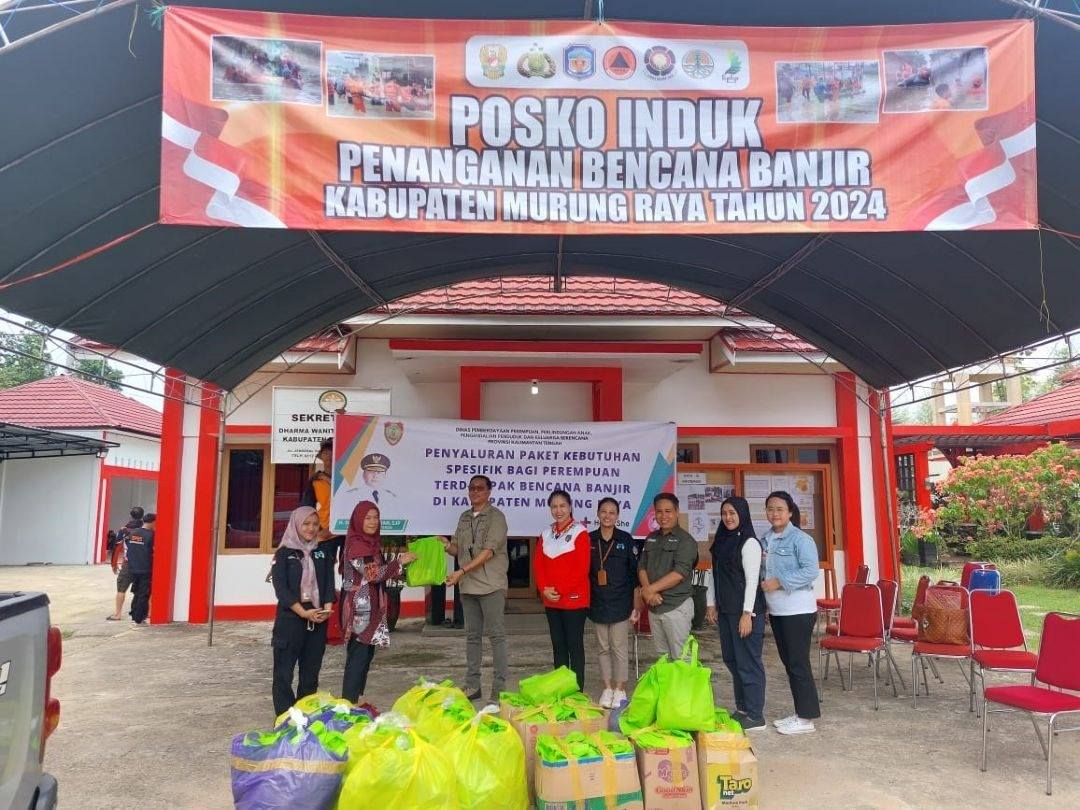 Penyerahan Paket Bantuan Kebutuhan Spesifik bagi Perempuan Terdampak Bencana oleh Dinas P3APPKB Prov. Kalteng