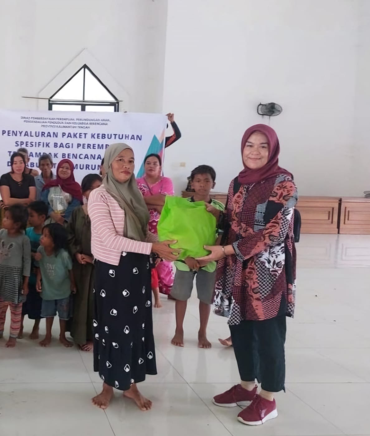 Penyerahan Paket Bantuan Kebutuhan Spesifik bagi Perempuan Terdampak Bencana oleh Dinas P3APPKB Prov. Kalteng