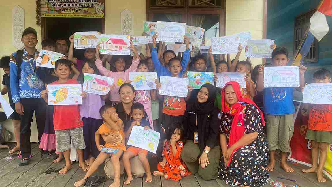 Penyerahan Paket Bantuan Kebutuhan Spesifik bagi Perempuan Terdampak Bencana oleh Dinas P3APPKB Prov. Kalteng
