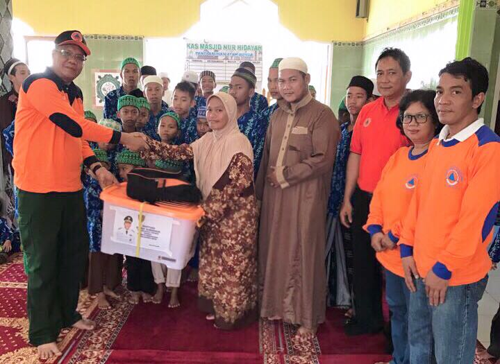Gubernur Bantu Anak Anak Panti Asuhan Ayah Bunda 