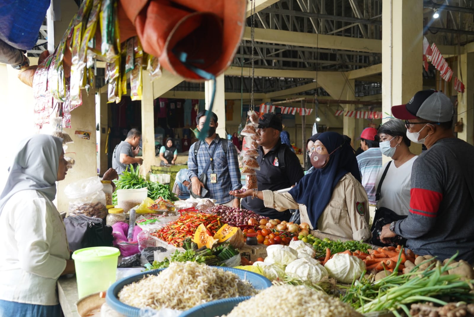 Jelang Nataru, Tim Satgas Pangan Bersama TPID Prov. Kalteng Lakukan Sidak Pasar dan Tinjau Stok Bahan Pokok di Sampit