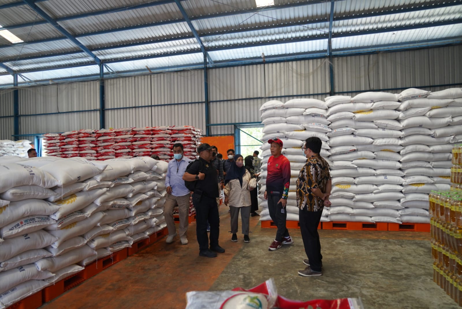 Jelang Nataru, Tim Satgas Pangan Bersama TPID Prov. Kalteng Lakukan Sidak Pasar dan Tinjau Stok Bahan Pokok di Sampit