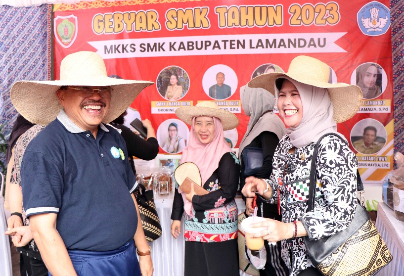 Kepala BKD Dampingi Sekda Prov. Kalteng Kunjungi Pameran Inovasi Pendidikan 2023