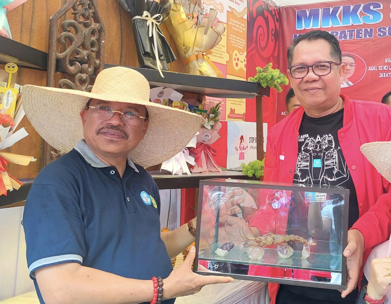 Kepala Dislutkan Dampingi Sekda Prov. Kalteng Kunjungi Pameran Pentas Prestasi Pelajar dan Guru