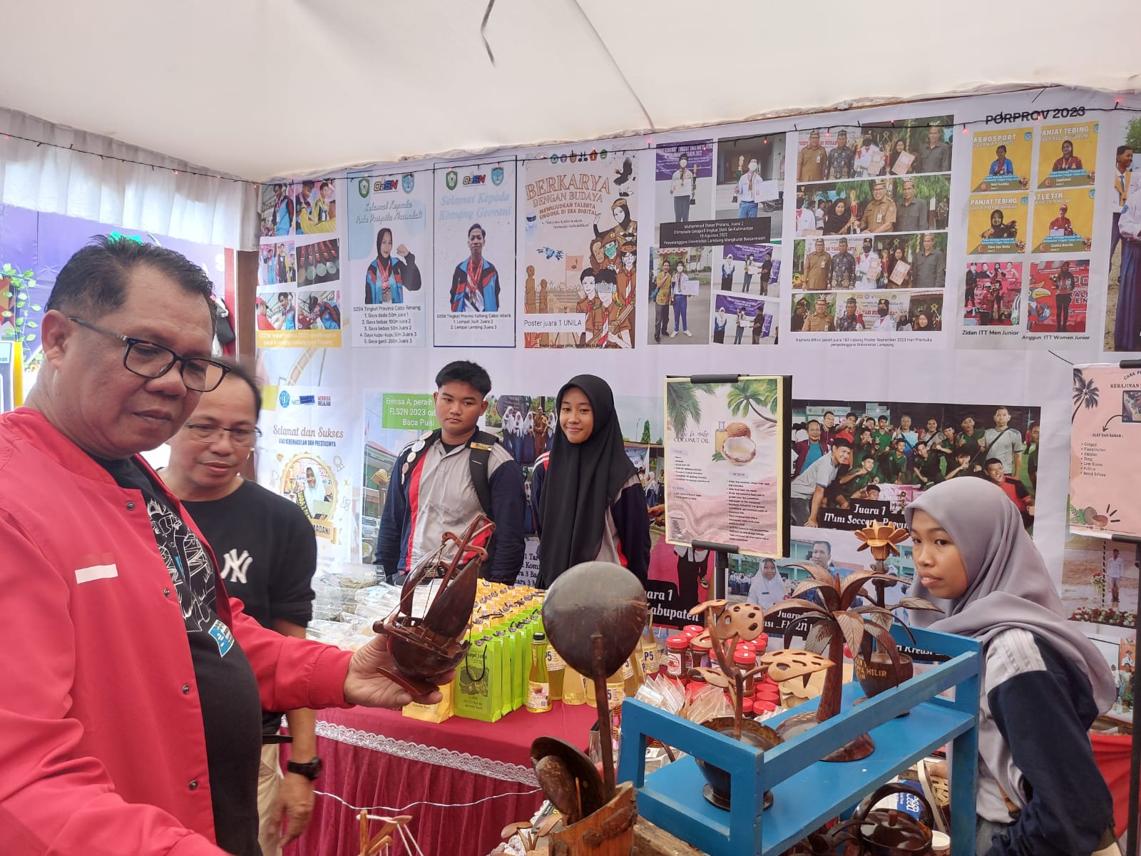 Kepala Dislutkan Dampingi Sekda Prov. Kalteng Kunjungi Pameran Pentas Prestasi Pelajar dan Guru