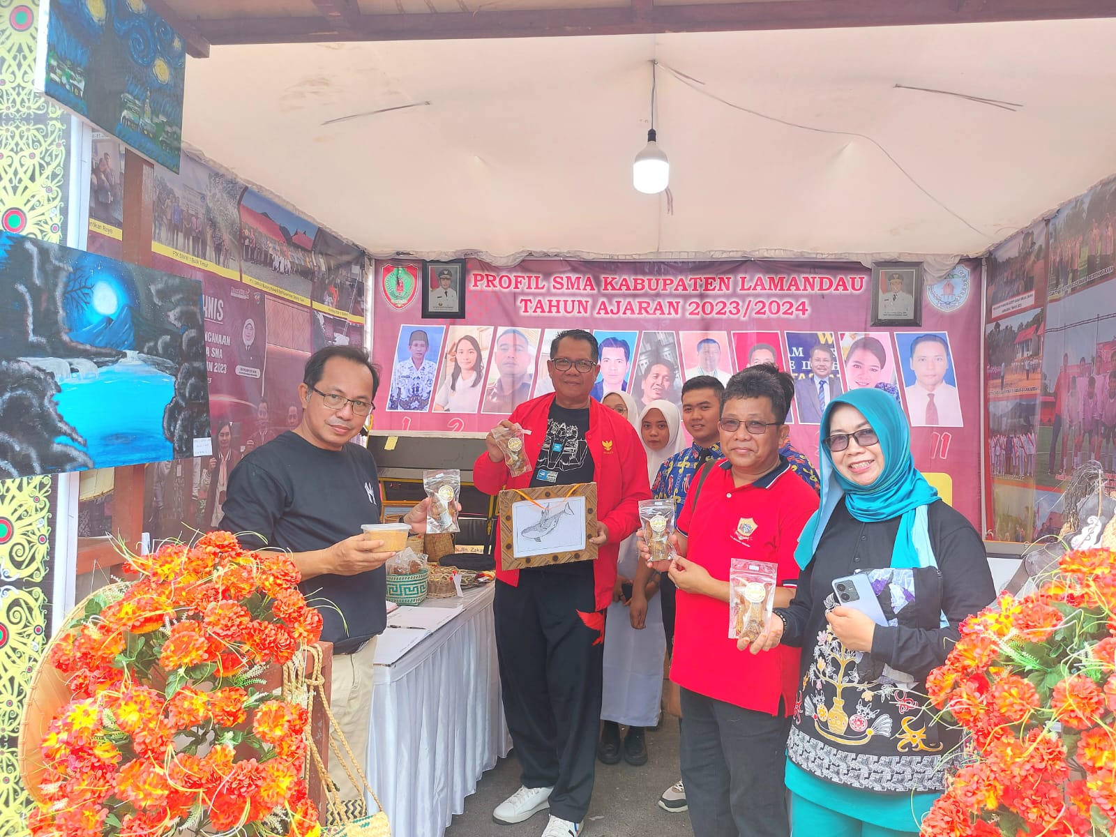 Kepala Dislutkan Dampingi Sekda Prov. Kalteng Kunjungi Pameran Pentas Prestasi Pelajar dan Guru