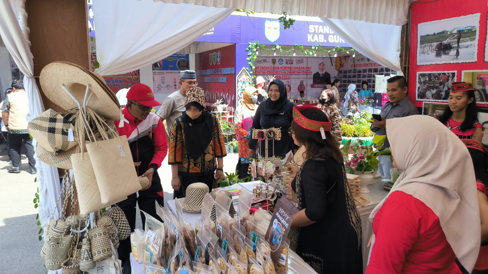 Kepala Badan Kesbangpol Mendampingi Sekda Prov. Kalteng Kunjungi Pameran Inovasi Pelajar 