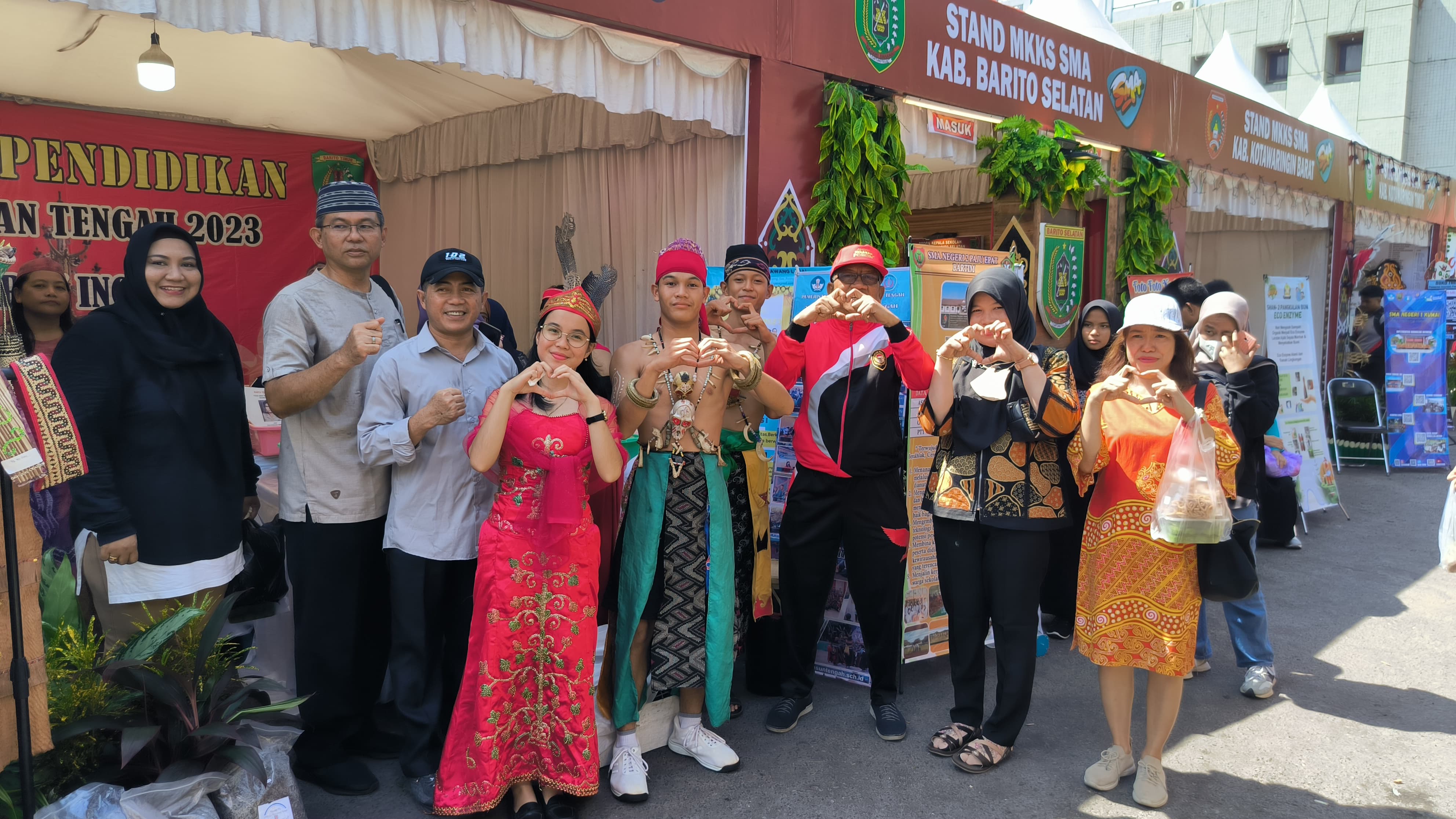 Kepala Badan Kesbangpol Mendampingi Sekda Prov. Kalteng Kunjungi Pameran Inovasi Pelajar 