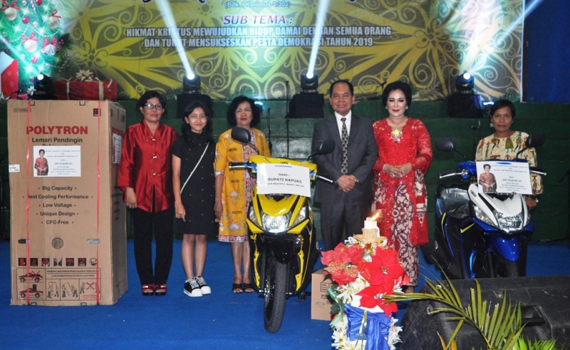 Angel Pieters Meriahkan Natal Gabungan Di Kapuas