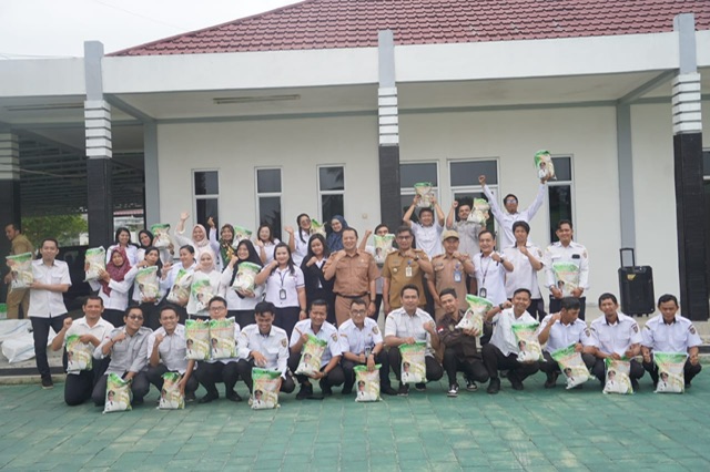 PWI Kalteng dan Mitra Media Berbagi Kasih untuk PPNPN Lingkup Diskominfosantik Kalteng