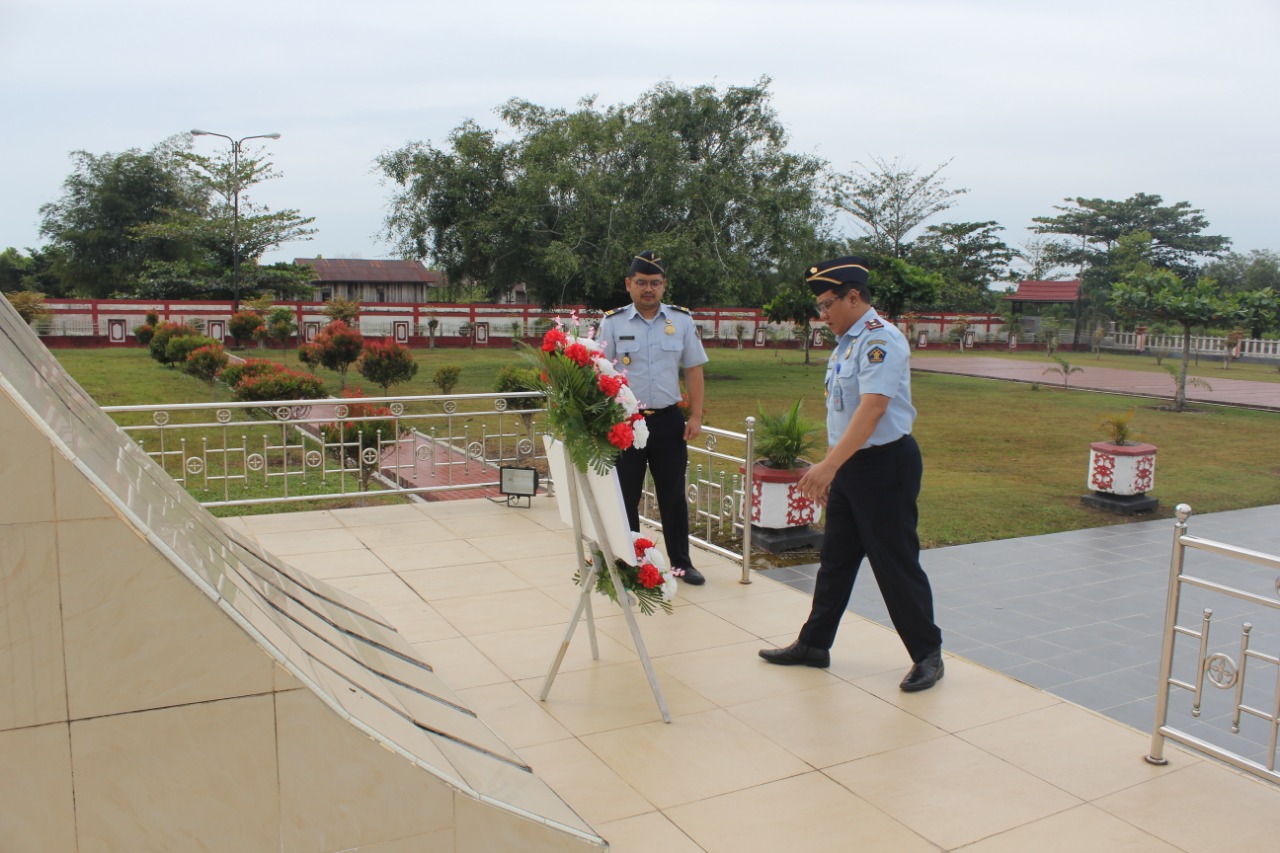 Hormati Jasa Para Pahlawan Jajaran Imigrasi Kalimantan Tengah Laksanakan Upacara Ziarah Dan Tabur Bunga