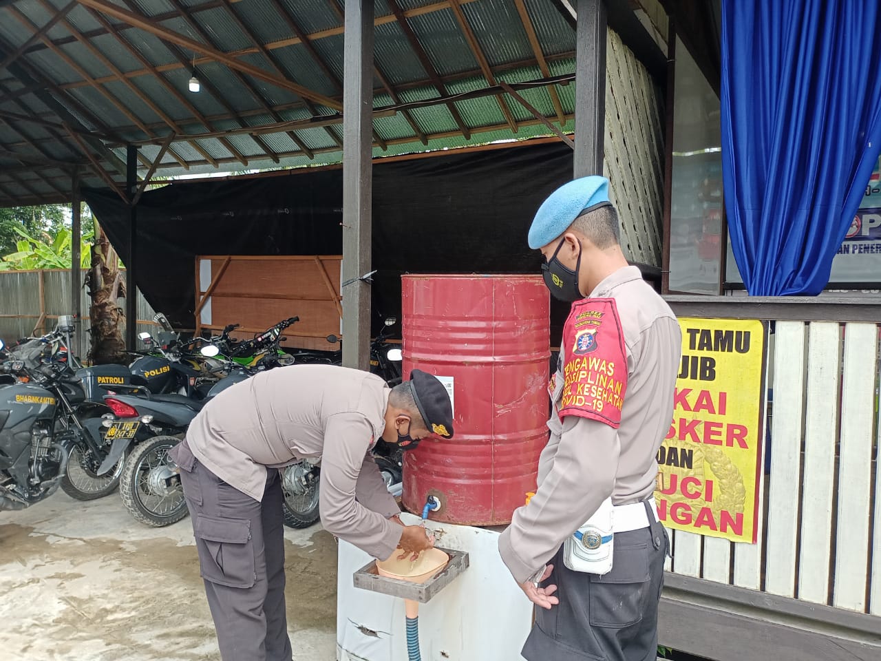 Polsek Rungan Wajibkan Pengunjung Cek Suhu Tubuh dan Cuci Tangan Sebelum Masuk Mako
