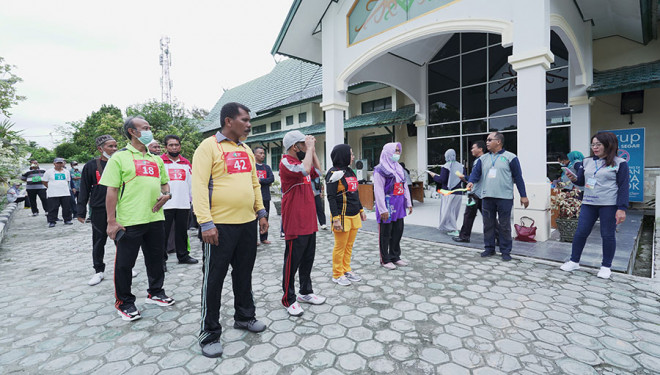 Calon Jemaah Haji Kobar Ikuti Pemeriksaan Kebugaran Jasmani