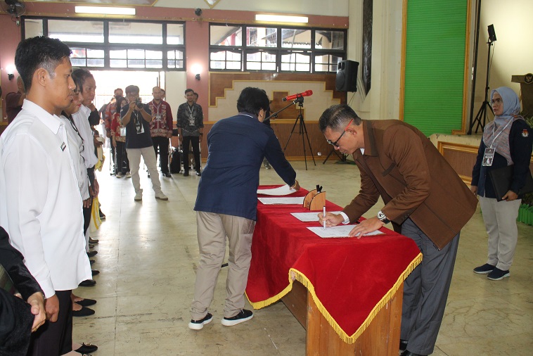 KPU Barsel Lantik 279 Anggota PPS Pemilu 2024