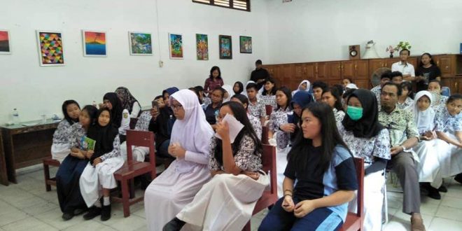 Workshop Penulisan Puisi Kepada Pelajar SMPN2 Palangka Raya