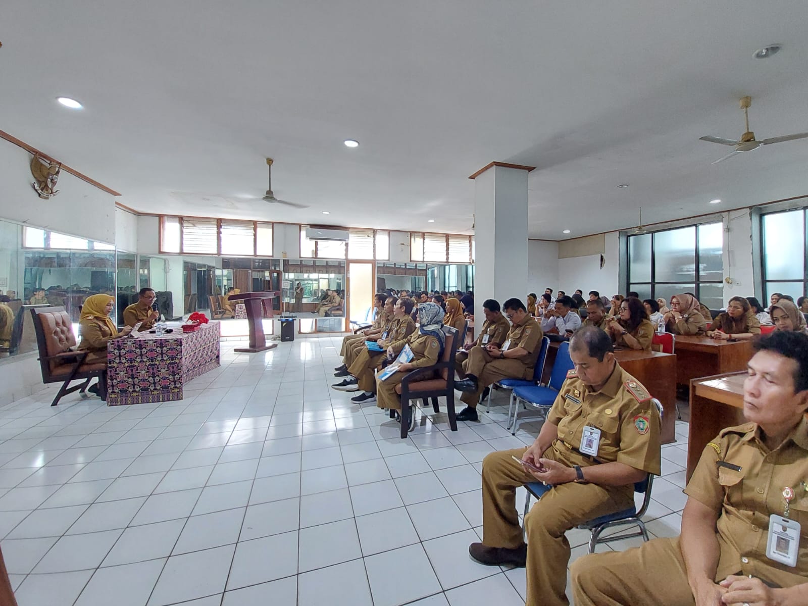 Kadispursip Kalteng Nunu Andriani Pimpin Rapat Rutin, Bahas Soal Efisiensi : Pelayanan Publik Tetap Prioritas