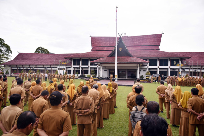 Hari Pertama Berkantor, Wakil Bupati Pimpin Apel Gabungan Seluruh ASN di Lingkungan Pemkab Kobar