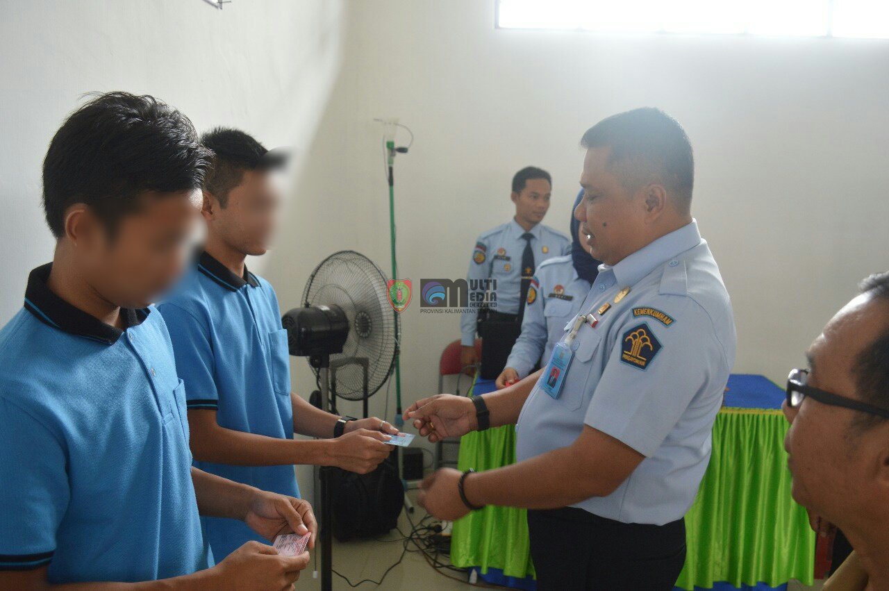 Dalam Rangka Revitalisasi Pemasyarakatan bagi Anak, LPKA Kelas II Palangkaraya mengadakan Gerakan Nasional Pemenuhan Hak Identitas Anak sekaligus penyerahan Kartu Identitas Anak dan e-KTP