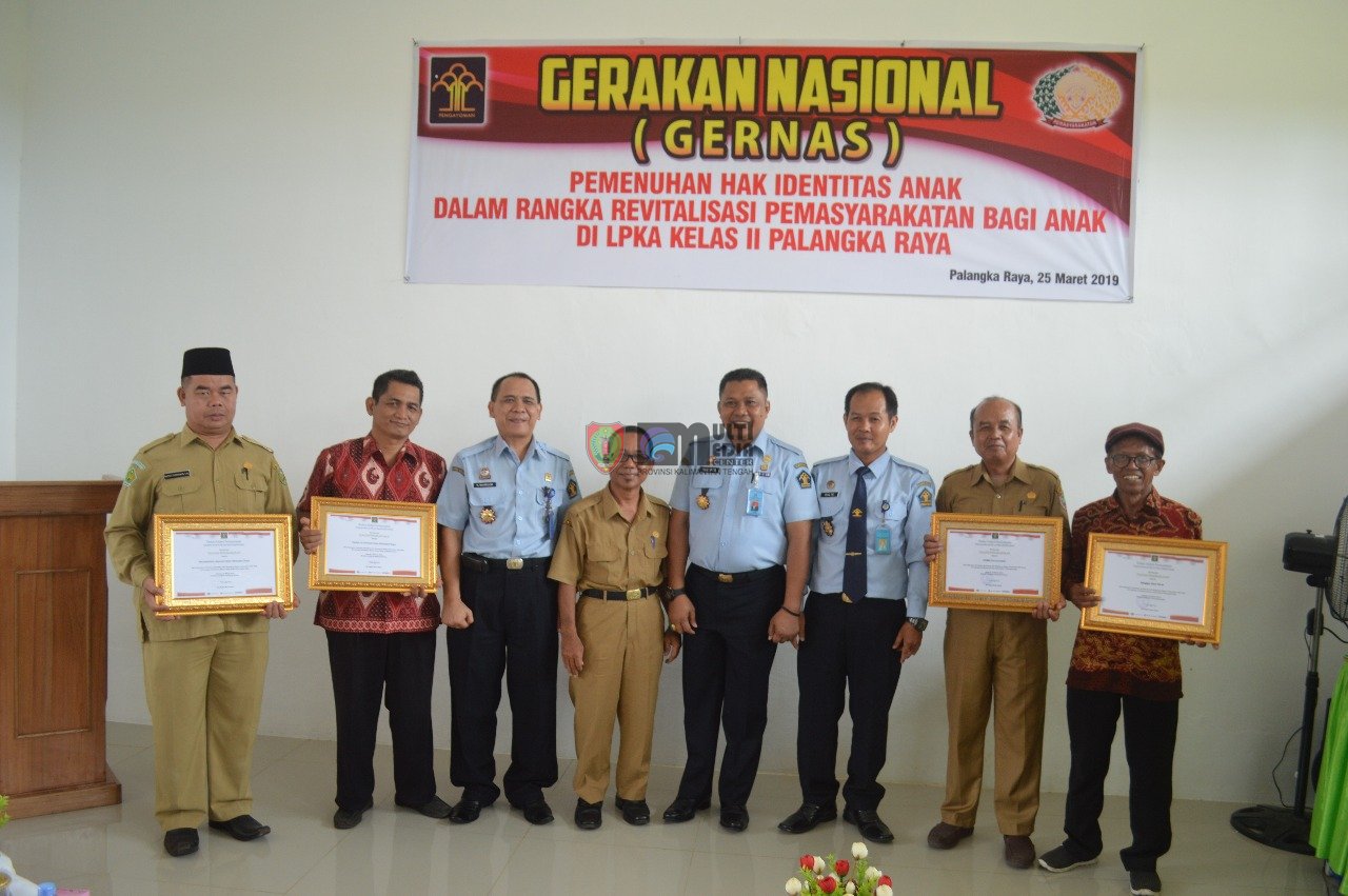 Dalam Rangka Revitalisasi Pemasyarakatan bagi Anak, LPKA Kelas II Palangkaraya mengadakan Gerakan Nasional Pemenuhan Hak Identitas Anak sekaligus penyerahan Kartu Identitas Anak dan e-KTP