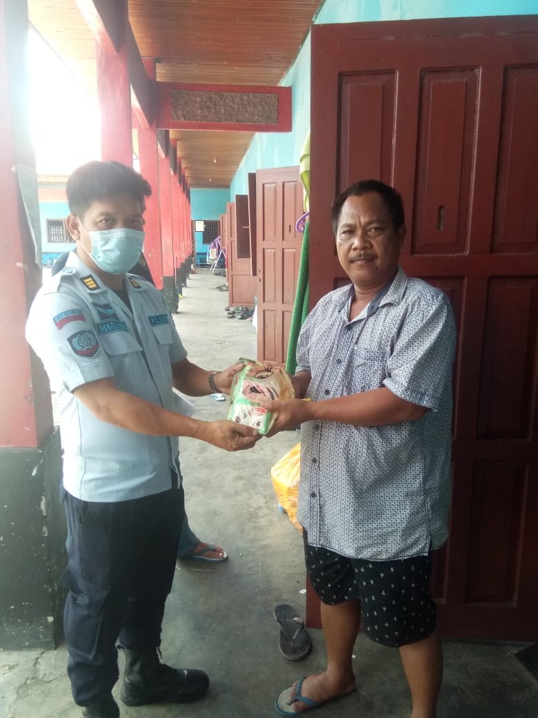 Petugas Kesehatan LPN Kasongan Bagikan Peralatan Mandi dan Peralatan Kebersihan