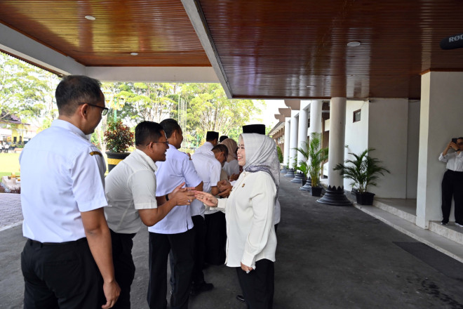 Gelar Apel Gabungan Hari Pertama Masuk Kerja, Bupati Kobar Tekankan Disiplin dan Pelayanan Publik