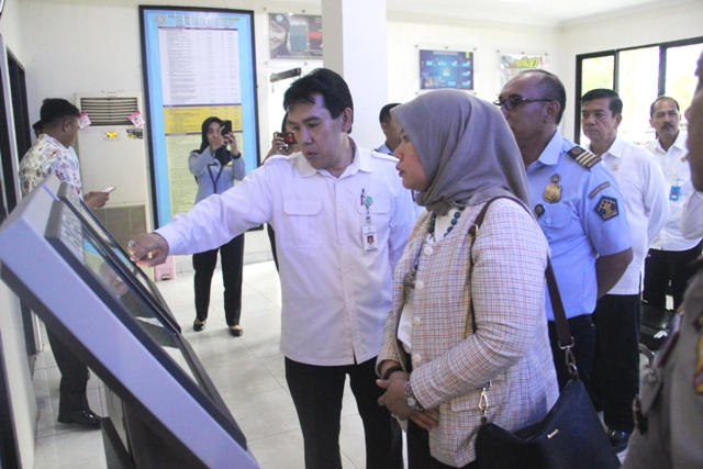 Asisten Deputi Bidang Kelembagaan Dan Tata Laksana, Polhukam Dan Pemda  Menpan RB Tinjau Layanan Kantor Imigrasi Kelas I Palangka Raya