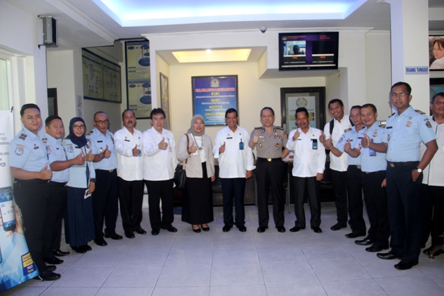 Asisten Deputi Bidang Kelembagaan Dan Tata Laksana, Polhukam Dan Pemda  Menpan RB Tinjau Layanan Kantor Imigrasi Kelas I Palangka Raya