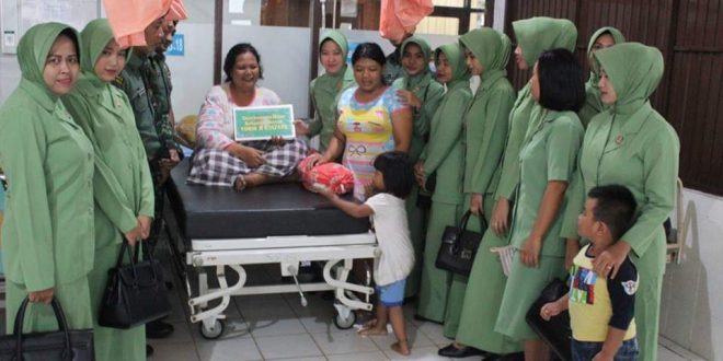 Danyon 631 Raider dan Ibu Persit Berikan Bantuan Kepada Penderita Tumor Ganas