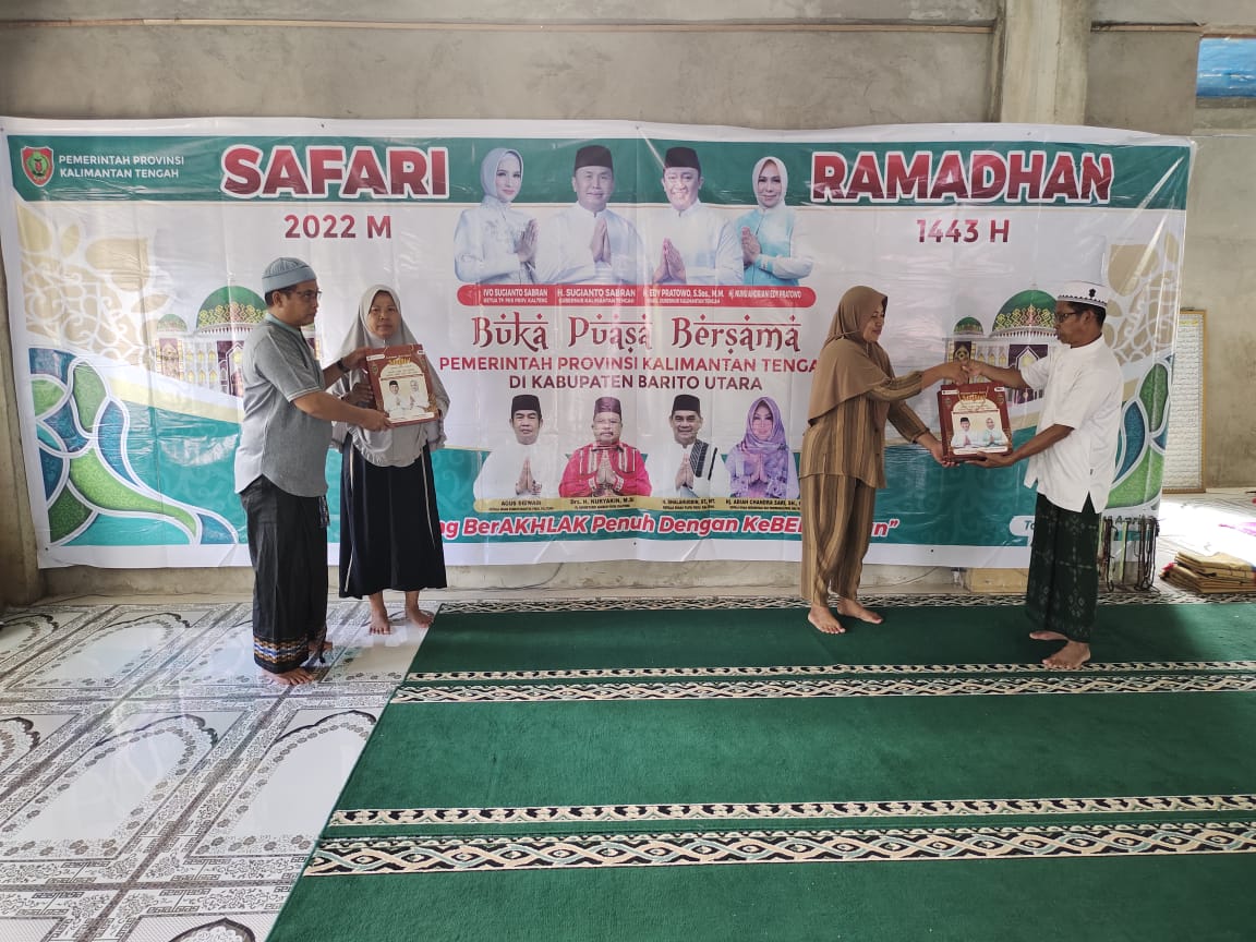 Safari Ramadan di Masjid Ulul Albab, Pemprov Kalteng Serahkan Bantuan Untuk Masyarakat Barut
