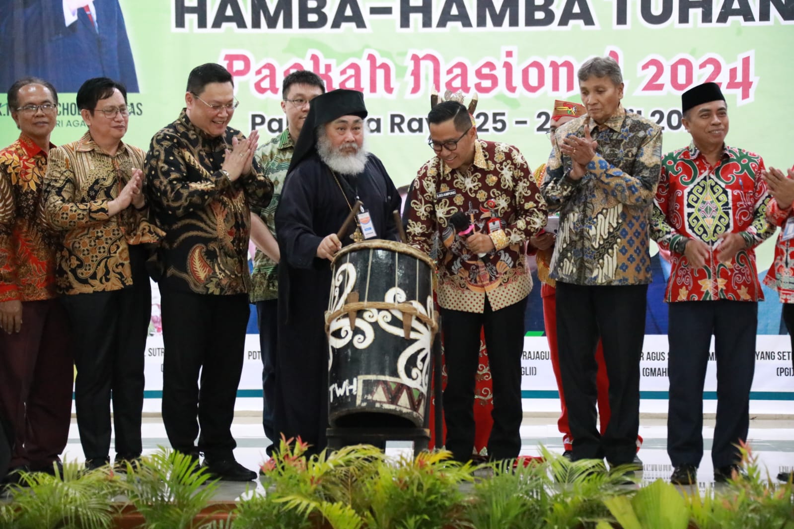 Mewakili Gubernur Kalteng, Kepala Bappedalitbang Leonard S Ampung Resmi Membuka Acara Seminar Pimpinan Gereja Nasional Tahun 2024