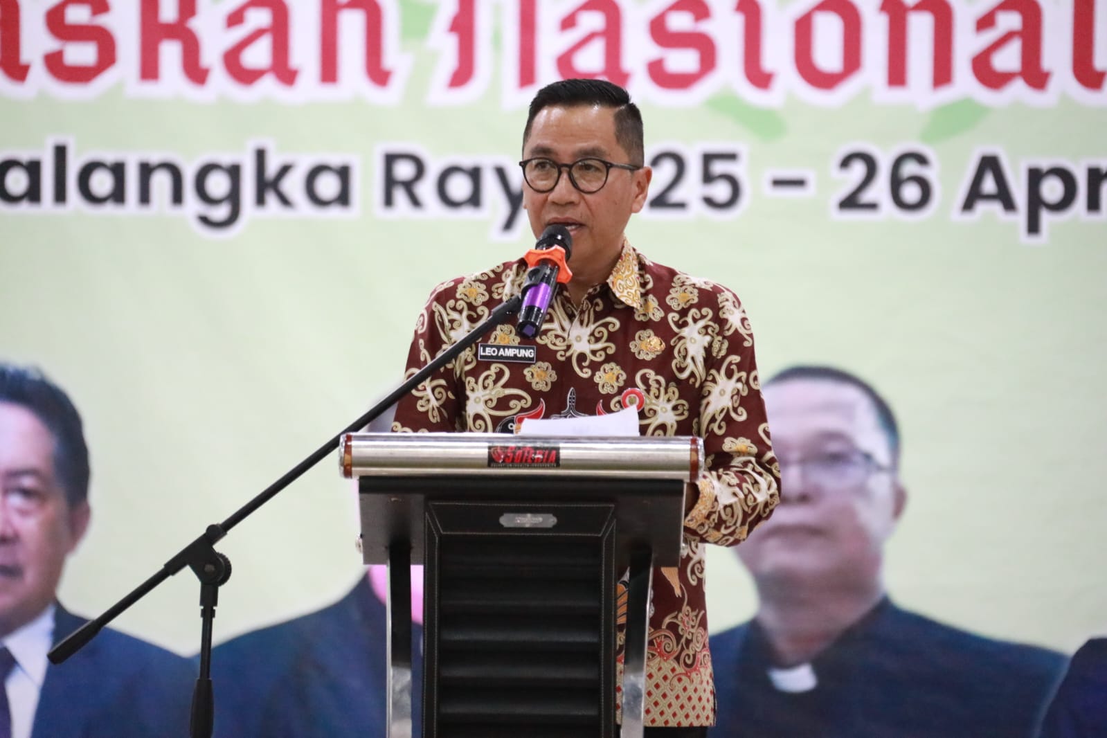 Mewakili Gubernur Kalteng, Kepala Bappedalitbang Leonard S Ampung Resmi Membuka Acara Seminar Pimpinan Gereja Nasional Tahun 2024
