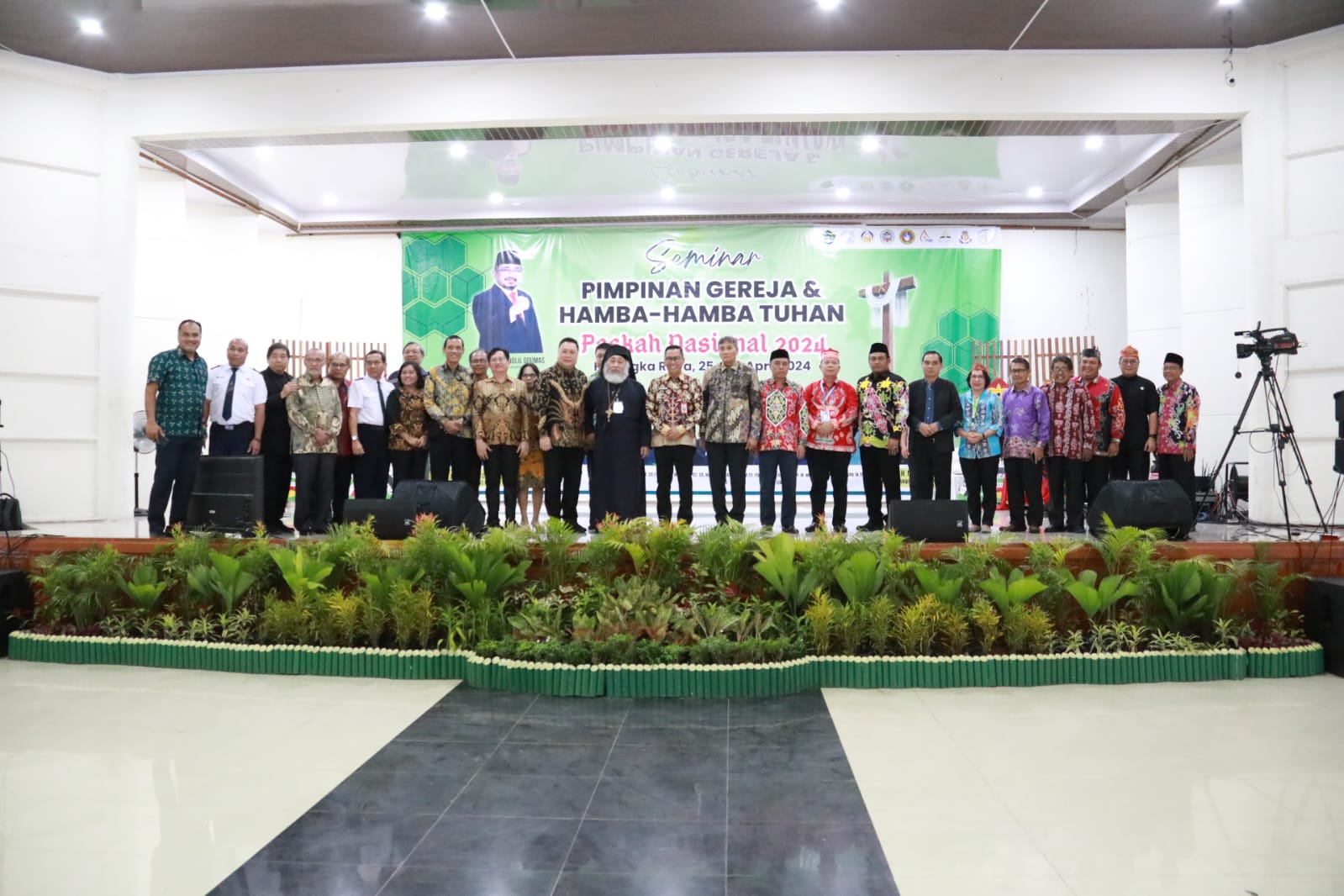 Mewakili Gubernur Kalteng, Kepala Bappedalitbang Leonard S Ampung Resmi Membuka Acara Seminar Pimpinan Gereja Nasional Tahun 2024