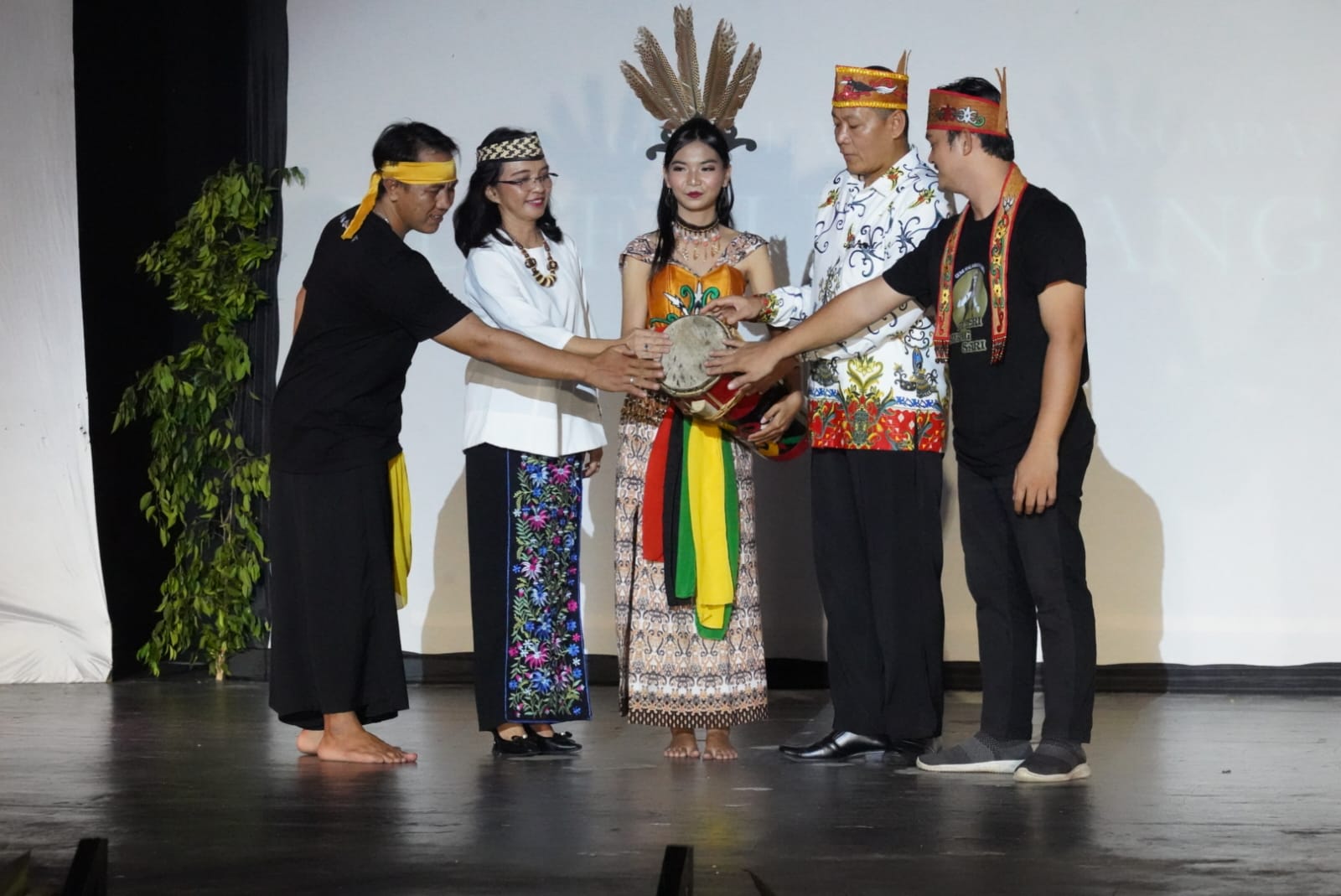 Sahli Gubernur Bidang Ekonomi, Keuangan dan Pembangunan Yuas Elko Buka Pagelaran Sendratari Tahun 2024