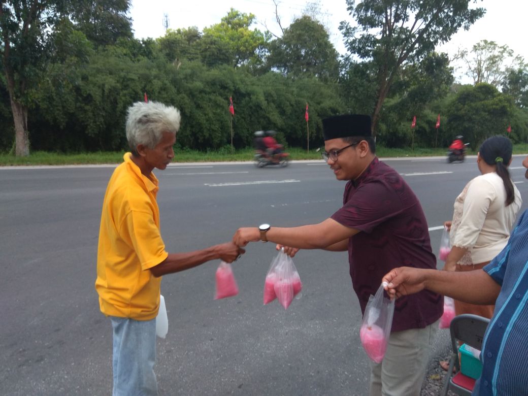 Berkah Ramadan, Bapas Palangka Raya Bagikan Takjil Secara Gratis
