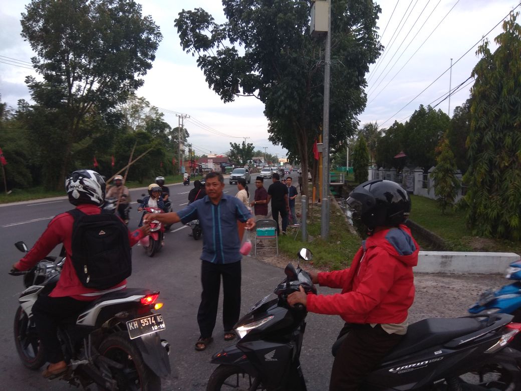 Berkah Ramadan, Bapas Palangka Raya Bagikan Takjil Secara Gratis
