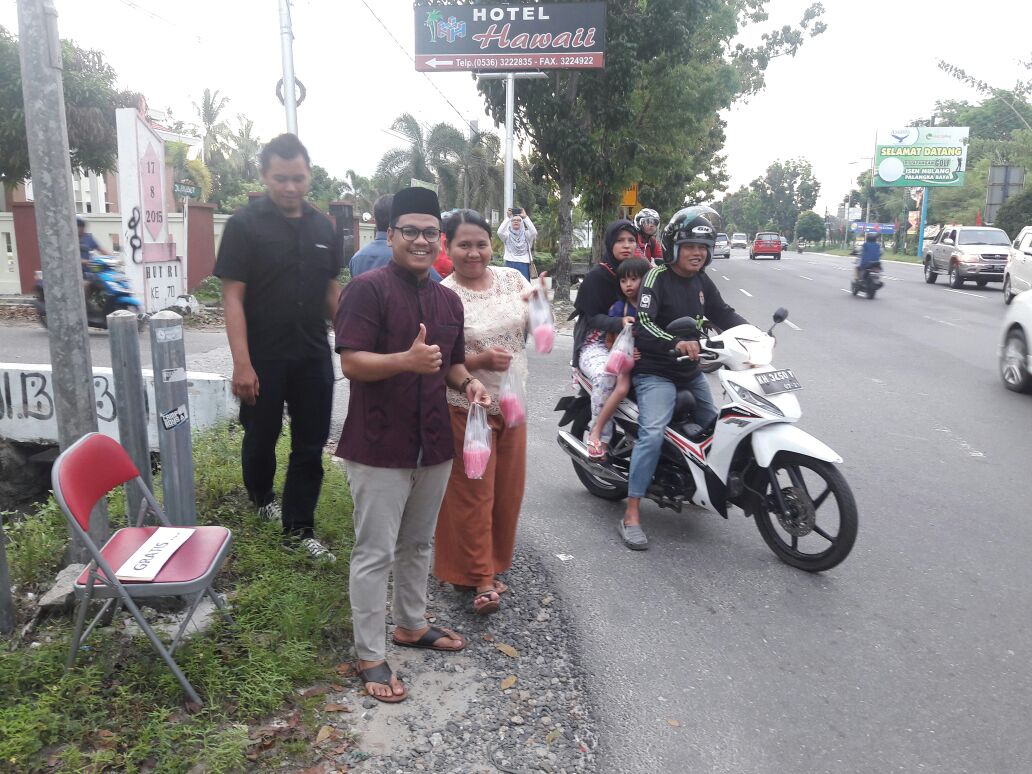 Berkah Ramadan, Bapas Palangka Raya Bagikan Takjil Secara Gratis
