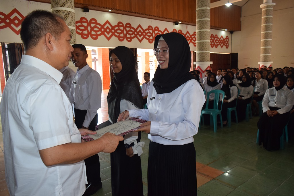 Bupati Kapuas Serahkan 176 SK CPNS Formasi Umum 2018