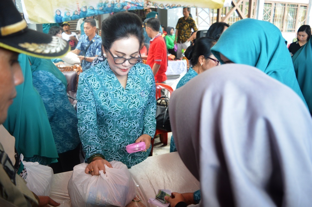 Pasar Murah di Kapuas Timur Bagikan 1.000 Sembako