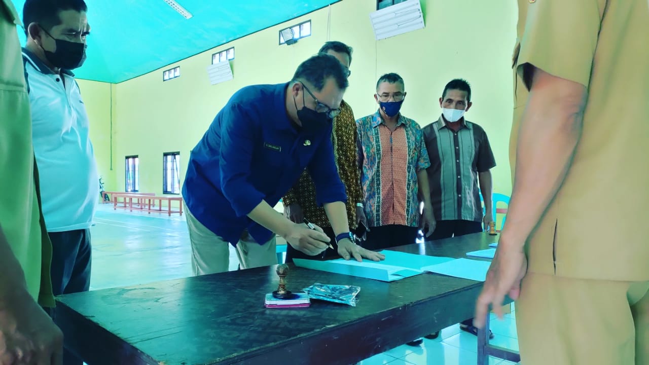Tingkatkan Pengawasan Sumberdaya Perikanan dan Laut, Pemdes Teluk Bogam Serahkan Hibah Tanah Untuk Bangun Pos Jaga