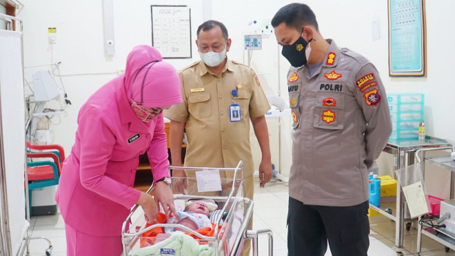 Kondisi Bayi Laki-laki yang Ditemukan Depan Rumah Warga Dalam Keadaan Sehat dan Stabil