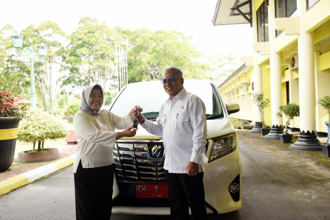 Usai Purna Tugas, Nurhidayah Langsung Serahkan Mobil Dinas KH 1 GU kepada Pemkab Kobar