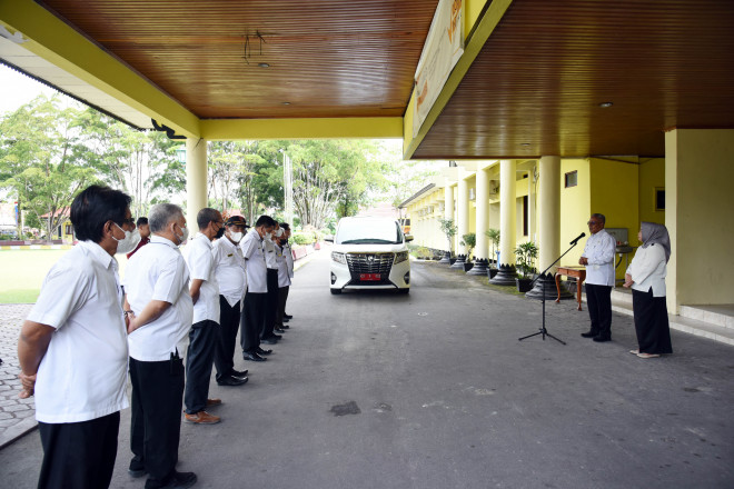 Usai Purna Tugas, Nurhidayah Langsung Serahkan Mobil Dinas KH 1 GU kepada Pemkab Kobar
