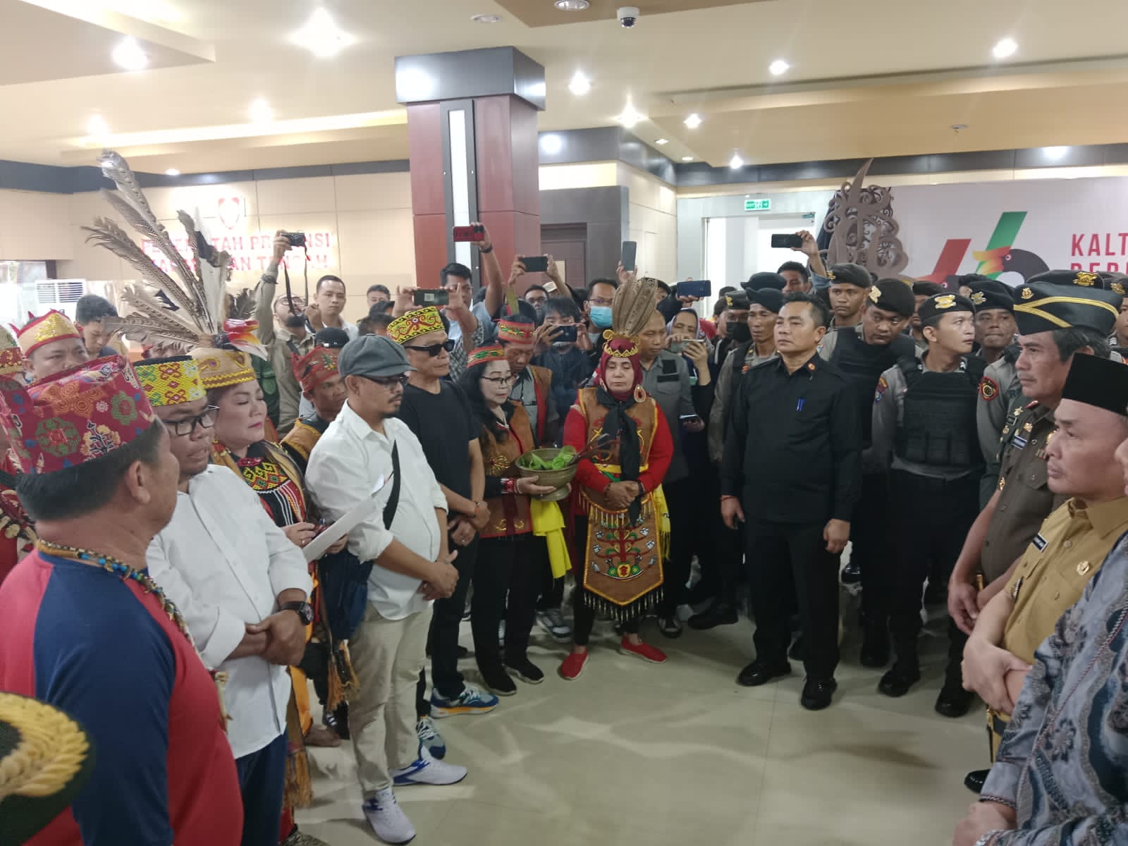 Jaga Marwah Presiden, Gubernur Kalteng Sugianto Sabran Lantik Pj. Bupati Barsel dan Kobar Ditengah Aksi Penolakan