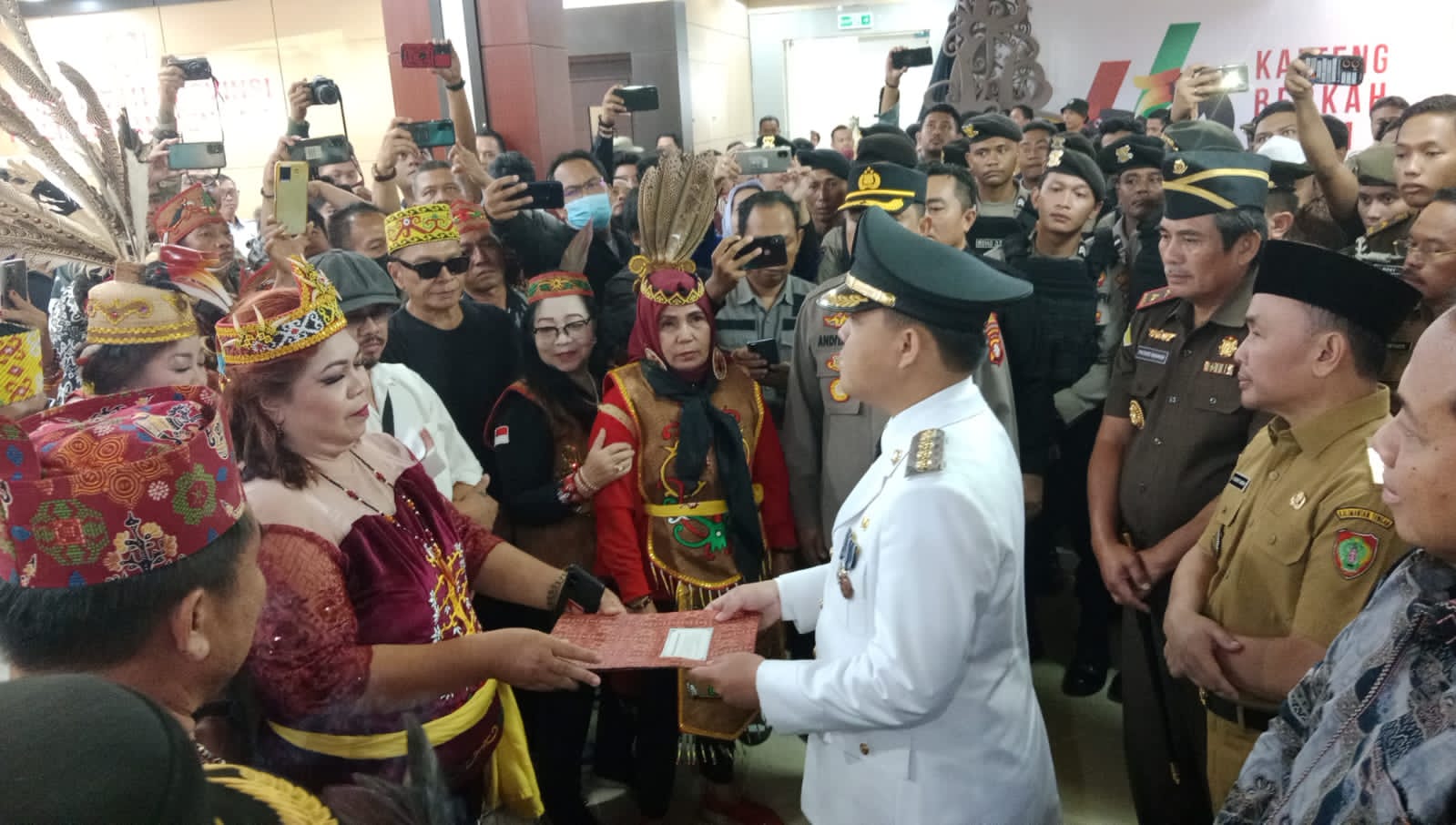 Jaga Marwah Presiden, Gubernur Kalteng Sugianto Sabran Lantik Pj. Bupati Barsel dan Kobar Ditengah Aksi Penolakan