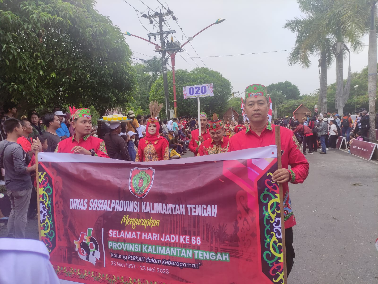Ikut Meriahkan Hari Jadi Ke-66 Provinsi Kalimantan Tengah, Dinas Sosial Turut Serta Pada Karnaval Budaya FBIM 2023